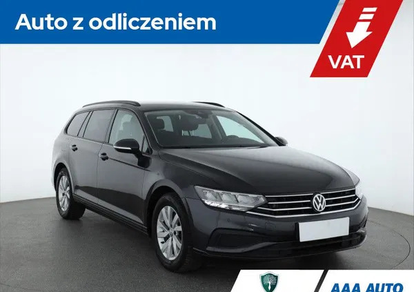 samochody osobowe Volkswagen Passat cena 76000 przebieg: 113845, rok produkcji 2020 z Brusy